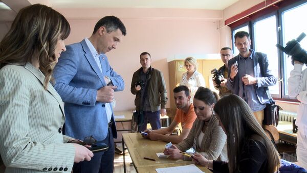 Kandidat Dveri Boško Obradović na biračkom mestu. - Sputnik Srbija