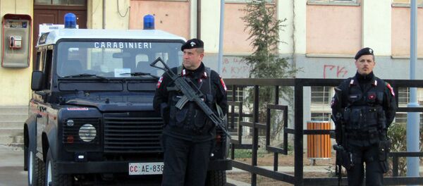 Karabinjeri ispred birališta u Kosovkoj Mitrovici. - Sputnik Srbija