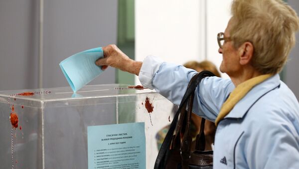 Žena ubacuje listić u glasačku kutiju na izborima u Srbiji - Sputnik Srbija