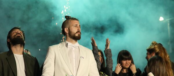 Ватромет у штабу председничког кандидата Луке Максимовића (Љубише Прелетачевића Белог) - Sputnik Србија