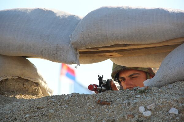 Pripadnik Voda za zaštitu baze u trenutku upada nepoznatih lica na teritoriju pod kontrolom Ujedinjenih nacija. Pripadnik Voda za zaštitu baze u trenutku upada nepoznatih lica na teritoriju pod kontrolom Ujedinjenih nacija. - Sputnik Srbija