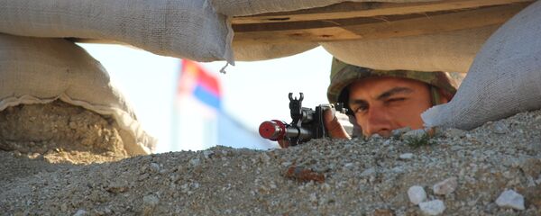 Припадник Вода за заштиту базе у тренутку упада непознатих лица на територију под контролом Уједињених нација. Припадник Вода за заштиту базе у тренутку упада непознатих лица на територију под контролом Уједињених нација. - Sputnik Србија