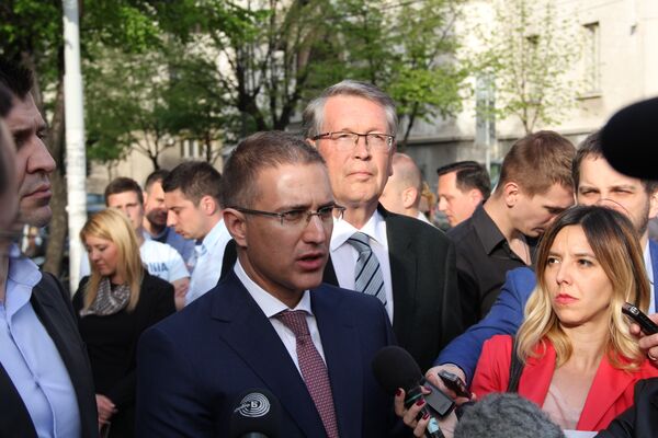 Зоран Ђорђевић, Небојша Стефановић и Александар Чепурин испред амбасаде Русије у Београду су запалили свеће жртвама експлозије у метроу у Санкт Петербургу. Зоран Ђорђевић, Небојша Стефановић и Александар Чепурин испред амбасаде Русије у Београду су запалили свеће жртвама експлозије у метроу у Санкт Петербургу. - Sputnik Србија