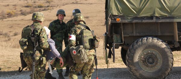 Posle ukazivanja prve pomoći, ranjeni civil biće prevezen u bazu mirovnjaka. Posle ukazivanja prve pomoći, ranjeni civil biće prevezen u bazu mirovnjaka. - Sputnik Srbija