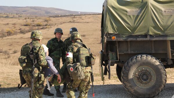 После указивања прве помоћи, рањени цивил биће превезен у базу мировњака. - Sputnik Србија