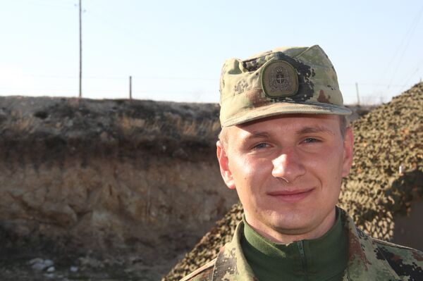 На челу Вода за заштиту базе је поручник Владица Тасић, за Спутњик каже да је мисија у Либану за њега велики изазов. - Sputnik Србија