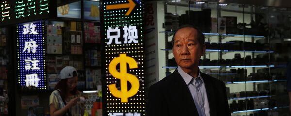 Човек стоји поред знака долара - Sputnik Србија