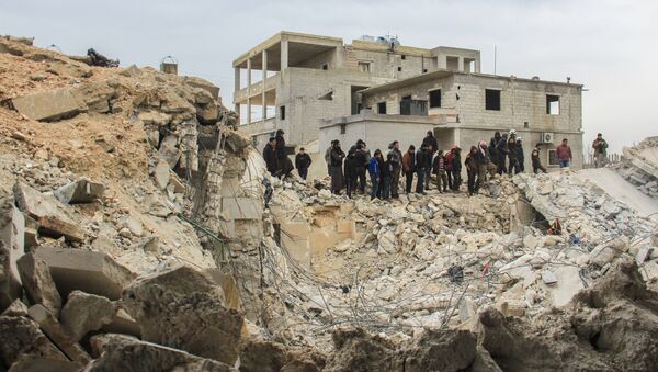Сиријици поред рушевине џамије близу Алепа - Sputnik Србија