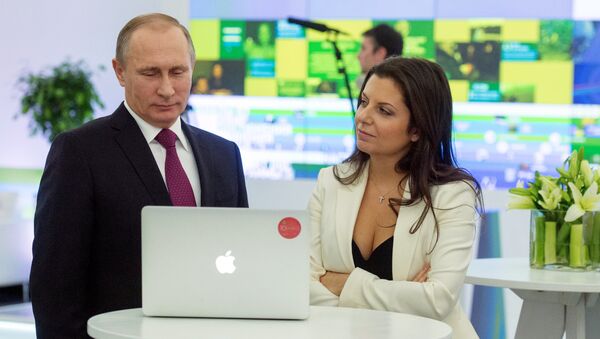 Predsednik Rusije Vladimir Putin i glavna urednica RT Margarita Simonjan - Sputnik Srbija