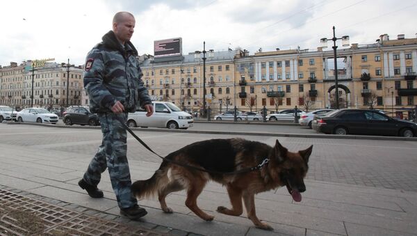 Pripadnik policije sa psom patrolira ulicama Sankt Peterburga - Sputnik Srbija