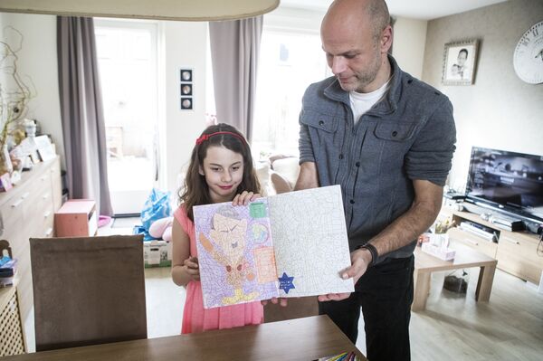 Rej Vervled sa ćerkom Kirom pokazuju bojanku sa likom Hitlera - Sputnik Srbija