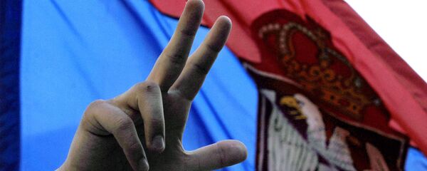 Три прста и застава Србије - Sputnik Србија