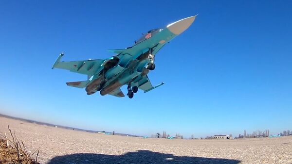 SERB_Истребители Су-34 на учениях уничтожили наземные цели фугасными бомбами - Sputnik Србија
