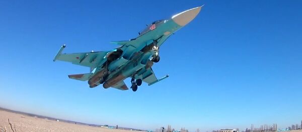 SERB_Istrebiteli Su-34 na učeniяh uničtožili nazemnыe celi fugasnыmi bombami - Sputnik Srbija