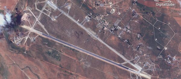 Сателитски снимак војног аеродрома у Сирији који су ракетирале САД Сателитски снимак војног аеродрома у Сирији који су ракетирале САД - Sputnik Србија