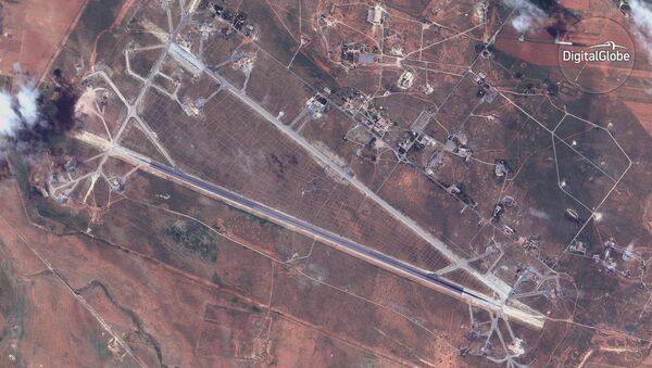 Сателитски снимак војног аеродрома у Сирији који су ракетирале САД - Sputnik Србија