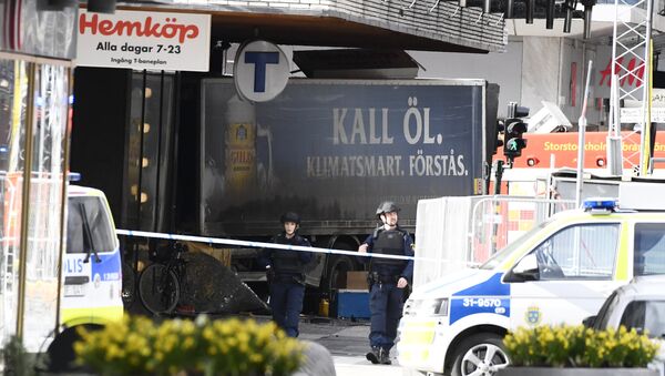Кордон полиције стоји поред камиона који се закуцао у продавницу у Стокхолму - Sputnik Србија