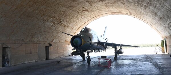 Авион у хангару на аеродрому Шаират у Сирији - Sputnik Србија