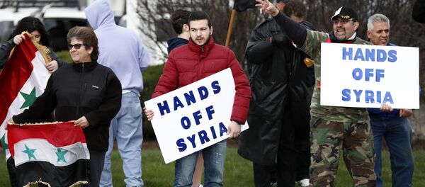 Ljudi nose transparente na protestu protiv američkog raketnog napada na sirijsku vojnu bazu u Alentaunu - Sputnik Srbija