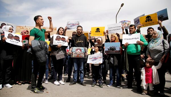 Протест студената у Дамаску испред канцеларије УН против напада САД. - Sputnik Србија