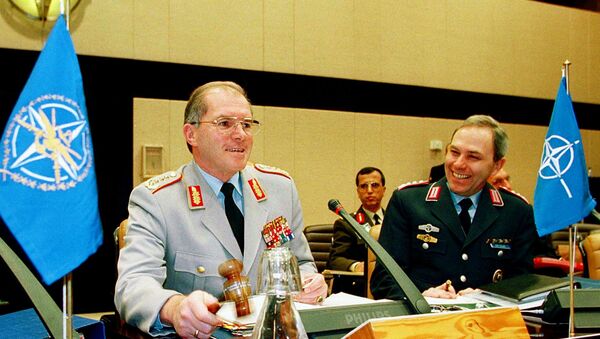 Немачки генерал Клаус Науман током заседања у седишту НАТО-а у Бриселу 10. марта 1999. - Sputnik Србија