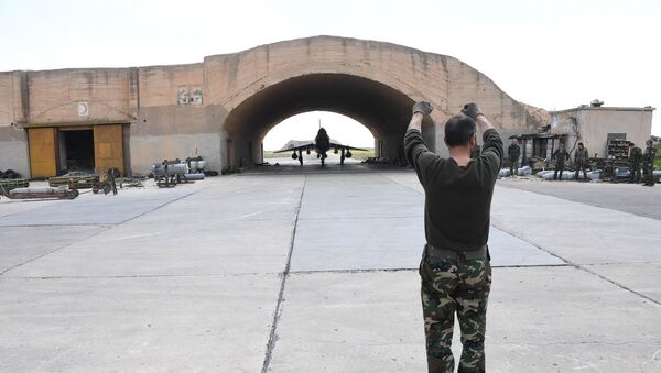 Avion sirijske avijacije na aerodromu Šairat. Sirijske vazduhoplovne snage obnovile su letove sa aerodroma nakon raketnog napada SAD - Sputnik Srbija