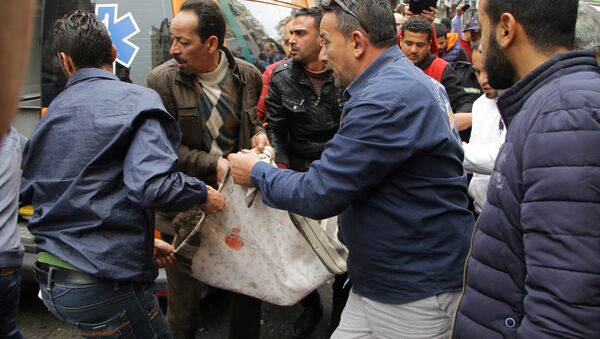 Egipćani pokušavaju da pomognu nastradalima u terorističkom napadu u Aleksandriji. - Sputnik Srbija