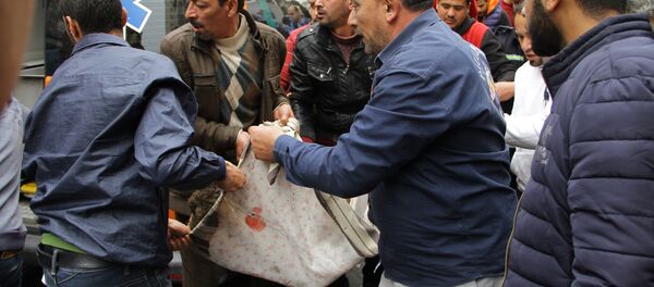 Египћани покушавају да помогну настрадалима у терористичком нападу у Александрији. - Sputnik Србија