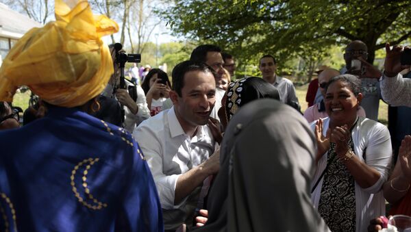 Председнички кандидат француских Социјалиста Беноа Амон на пикнику са присталицама. - Sputnik Србија