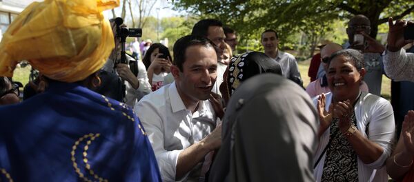 Председнички кандидат француских Социјалиста Беноа Амон на пикнику са присталицама. - Sputnik Србија