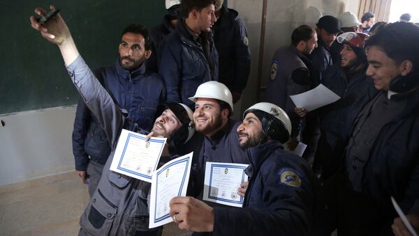 Чланови организације Бели шлемови се фотографишу са сертификатима након обуке у источној сиријској области Гута - Sputnik Србија