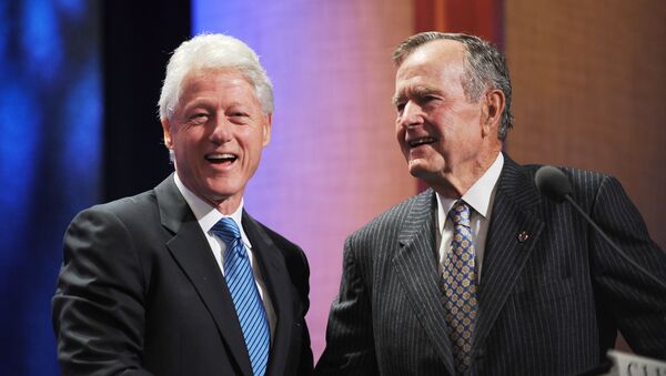 Bivši američki predsednici Bil Klinton i Džordž Buš Stariji na događaju koji je organizovala Klintonova globalna inicijativa u Njujorku - Sputnik Srbija