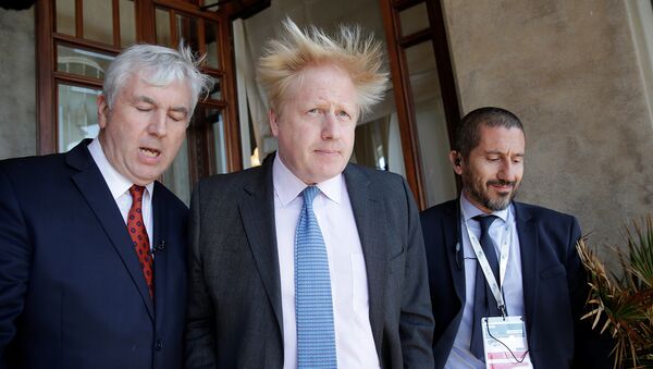 Britanski ministar inostranih poslova Boris Džonson (u sredini) - Sputnik Srbija