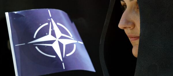 Присталица НАТО-а са заставом Алијансе - Sputnik Србија