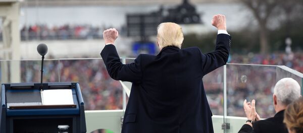 Амерички председник Доналд Трамп након говора на инаугурацији у Вашингтону Амерички председник Доналд Трамп након говора на инаугурацији у Вашингтону - Sputnik Србија