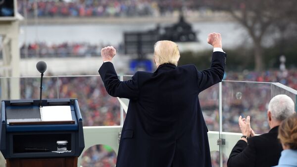 Američki predsednik Donald Tramp nakon govora na inauguraciji u Vašingtonu - Sputnik Srbija