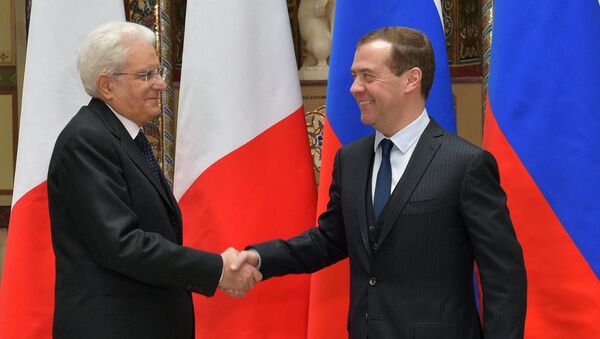 Predsednik vlade Rusije Dmitrij Medvedev i predsednik Italije Serđo Matarela - Sputnik Srbija