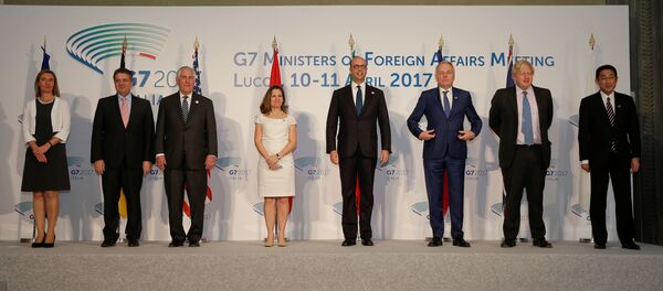 Високи представник ЕУ за спољну политику Федерика Могерини, немачки министар спољних послова Зигмар Габријел, државни секретар САД Рекс Тилерсон, министар спољних послова Канаде Кристија Фриланд, италијански министар спољних послова Анђелино Алфано, француски министар спољних послова Жан-Марк Еро, британски министар спољних послова Борис Џонсон и јапански министар спољних послова Фумио Кишида након састанка Г7 у Италији - Sputnik Србија