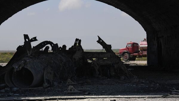 Olupina pogođenog aviona nakon raketnog napada SAD na sirijsku vojnu bazu - Sputnik Srbija