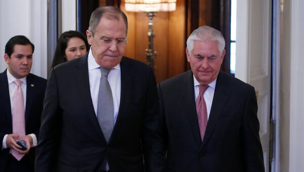 Ministar spoljnih poslova Rusije Sergej Lavrov i američki državni sekretar Reks Tilerson pre sastanka u Moskvi - Sputnik Srbija