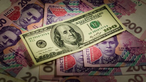 Novčanica od 100 dolara na gomili ukrajinskih grivni - Sputnik Srbija