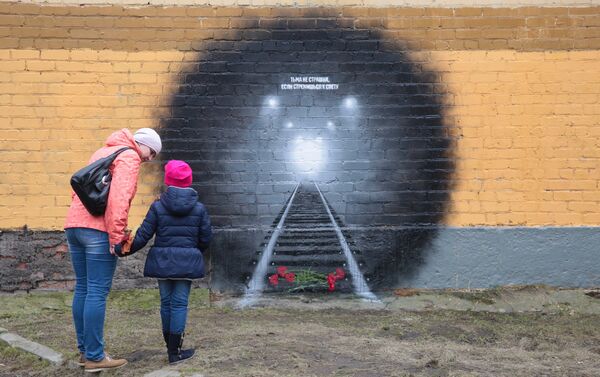 Mural koji je osvanuo u Sankt Peterburgu kao pomen žrtvama terorističkog napada u metrou. - Sputnik Srbija