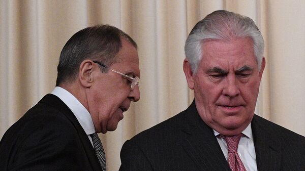 Шефови дипломатија САД и Русије Рекс Тилерсон и Сергеј Лавров - Sputnik Србија