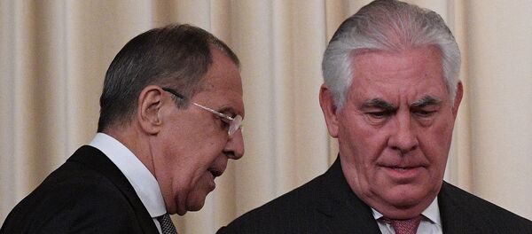 Шефови дипломатија САД и Русије Рекс Тилерсон и Сергеј Лавров - Sputnik Србија
