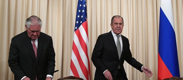 Шефови дипломатија САД и Русије Рекс Тилерсон и Сергеј Лавров - Sputnik Србија