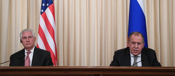 Шефови дипломатија САД и Русије Рекс Тилерсон и Сергеј Лавров на конференцији за новинаре у Москви Шефови дипломатија САД и Русије Рекс Тилерсон и Сергеј Лавров на конференцији за новинаре у Москви - Sputnik Србија