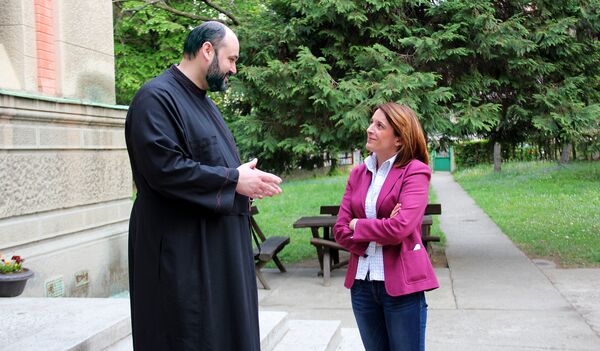 Otac Jovan kaže da su mu reči Svetog apostola Pavla: „Zarad približavanja Boga čoveku, svima ću biti sve: Grku Grk, Jevrejinu Jevrejin, Rimljaninu Rimljanin“, pomogle da se približi učenicima, ali i činjenica da je išao u istu školu. U razgovoru sa novinarkom Sputnjika Senkom Miloš. Otac Jovan kaže da su mu reči Svetog apostola Pavla: „Zarad približavanja Boga čoveku, svima ću biti sve: Grku Grk, Jevrejinu Jevrejin, Rimljaninu Rimljanin“, pomogle da se približi učenicima, ali i činjenica da je išao u istu školu. U razgovoru sa novinarkom Sputnjika Senkom Miloš. - Sputnik Srbija