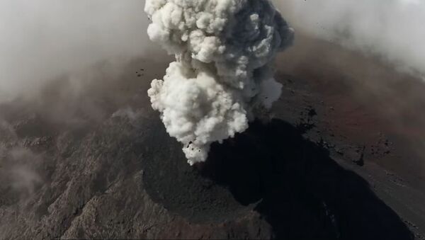 Erupcija vulkana snimljena dronom - Sputnik Srbija