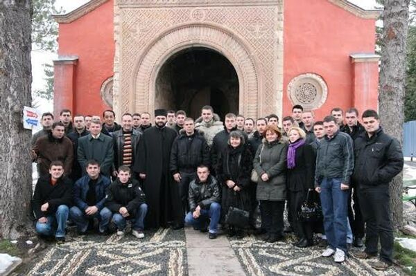 Otac Jovan i đaci Vojne gimnazije u poseti Manastiru Žiči. Otac Jovan i đaci Vojne gimnazije u poseti Manastiru Žiči. - Sputnik Srbija