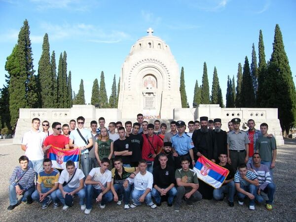 Zahvaljujući ocu Jovanu, učenici Vojne gimnazije imali su priliku da posete mesto srpskog stradanja, ostrvo Vido na Krfu i groblje Zejtilnik kod Soluna. Zahvaljujući ocu Jovanu, učenici Vojne gimnazije imali su priliku da posete mesto srpskog stradanja, ostrvo Vido na Krfu i groblje Zejtilnik kod Soluna. - Sputnik Srbija